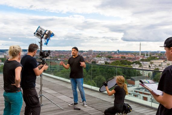 Mann performt auf Dach vor Kamera