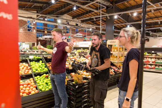 Kamerateam in Supermarkt