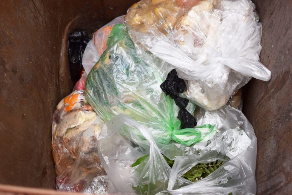 Gefüllte Plastiktüten in Biotonne